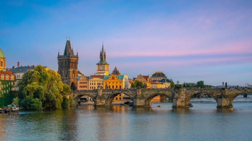 Prague: Walking Tour With Audio Guide on App - Key Points