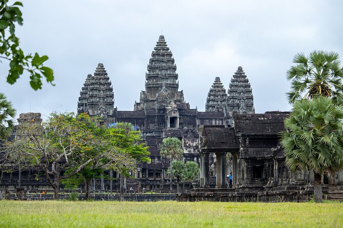 Private Guided Angkor Temples Tour With Lunch Included - Key Points