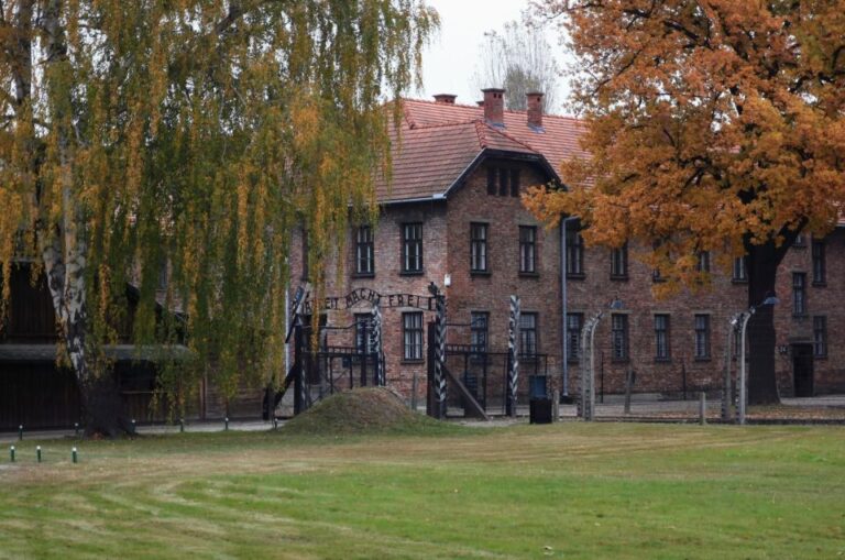 Private Guided Tour From Prague to Auschwitz Birkenau