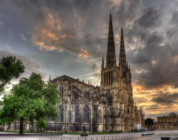 Private Tour of Bordeaux by a Bordeaux Historian - Key Points