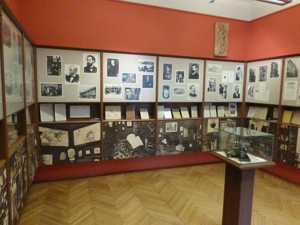 Private Walking Tour of Sigmund Freud Life Highlights - Key Points