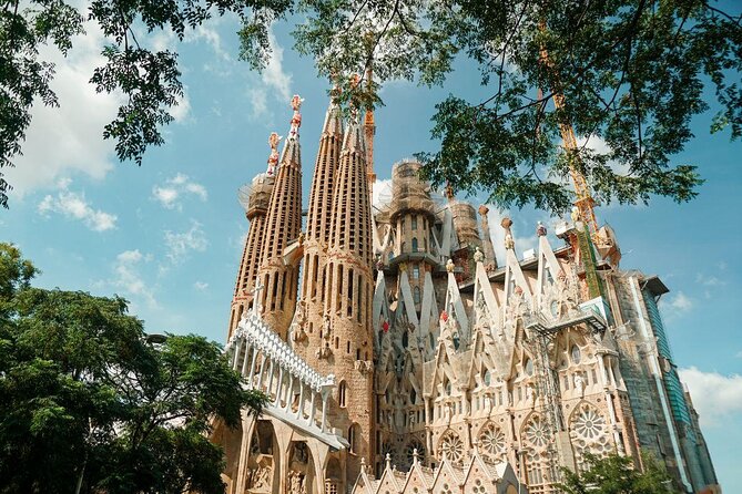 Sagrada Familia: Fast Track Guided Tour With Optional Tower - Just The Basics