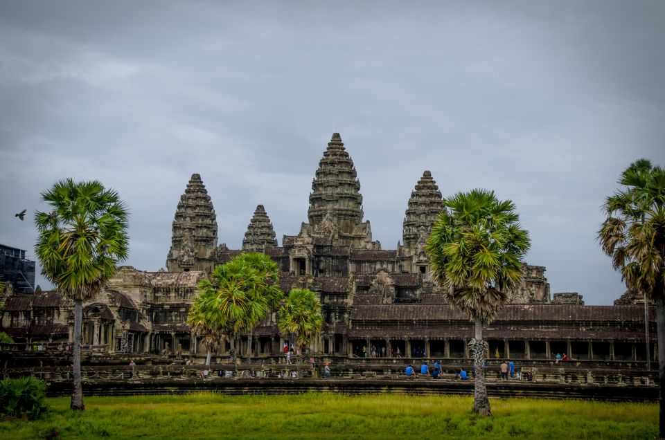 Seat-In-Coach: Small Circuit Tour With Sunrise at Angkor Wat - Key Points