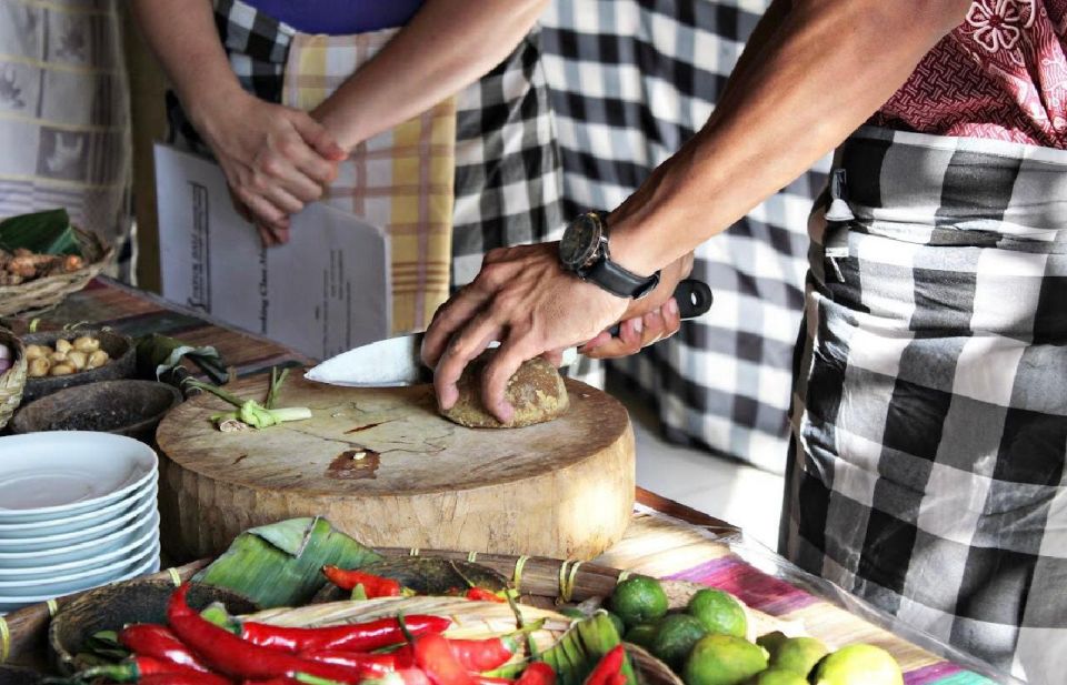 Ubud: Balinese Traditional Cooking Class With Market Tour - Key Points