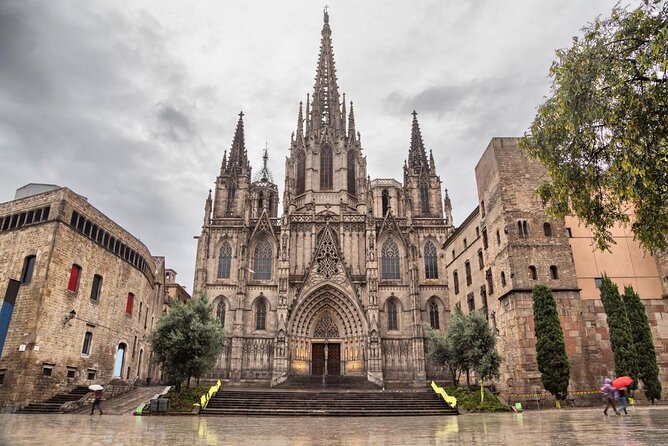 Walking Tour of the Gothic Quarter of Barcelona With Pintxos Tasting - Just The Basics