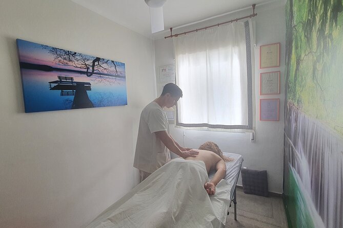 1 Hour Private Chiromassage Session in Seville