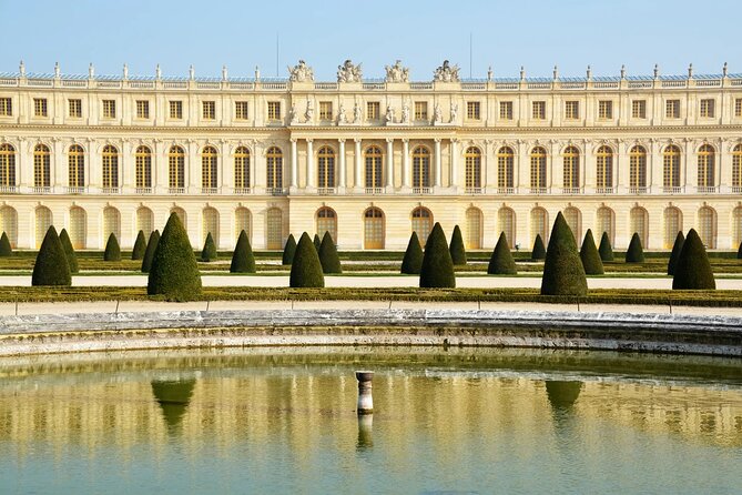 8-Hour Paris Private Vintage Car Tour With Versailles and Hotel Pick up Drop