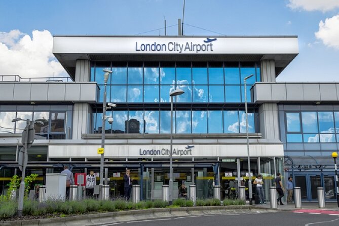 Affordable All London Airports Round-trip: Private Transfer to South-East London