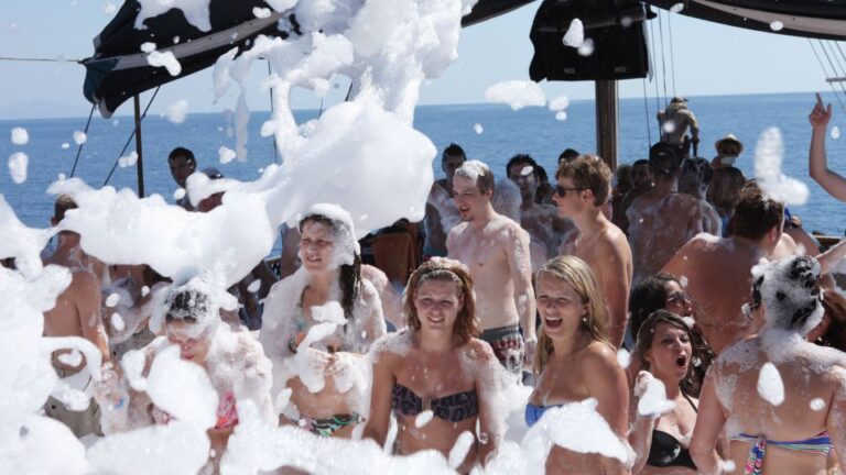 Alanya: Disco Boat Tour With Foam Party and Unlimited Drinks