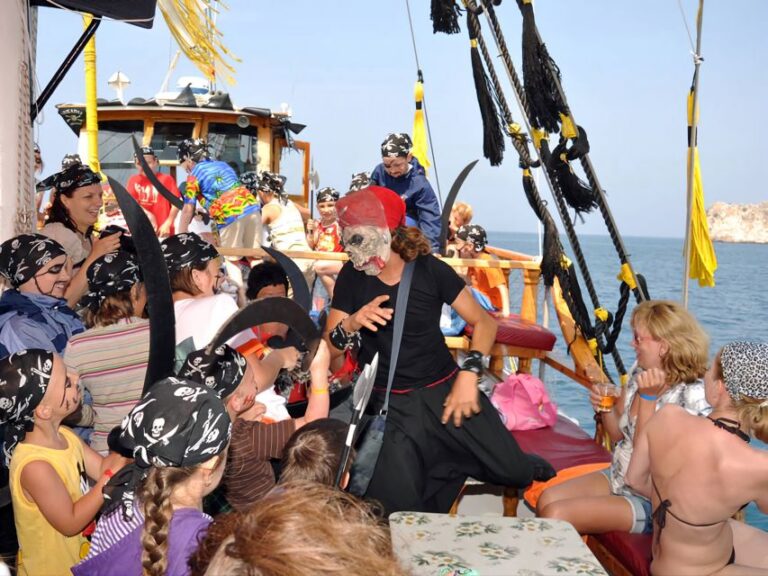 Alanya: Pirate Trip With Sunset Option & Unlimited Drinks