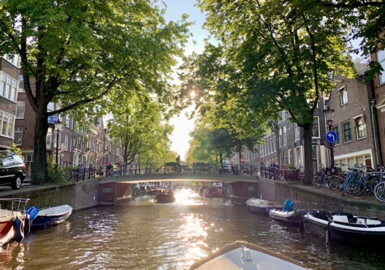 Amsterdam: Canal Cruise in German With Unlimited Drinks