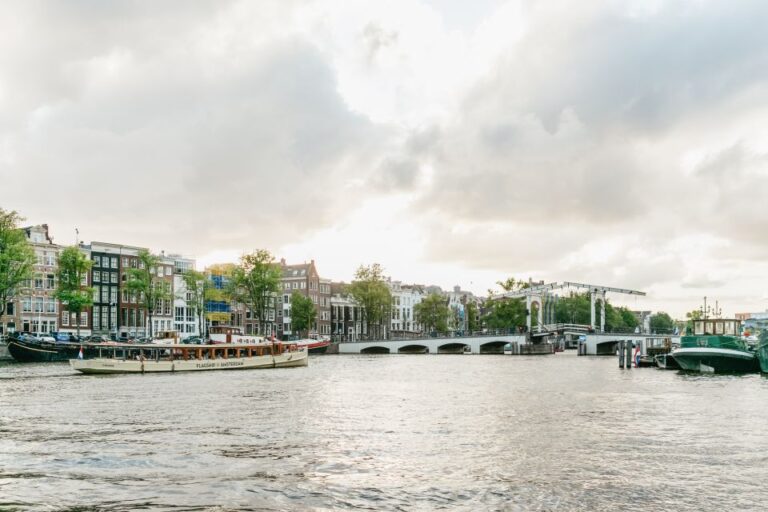 Amsterdam: Classic Boat Cruise With Cheese & Wine Option