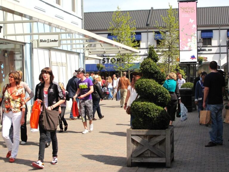 Amsterdam: Private Day Trip to Designer Outlet Roermond