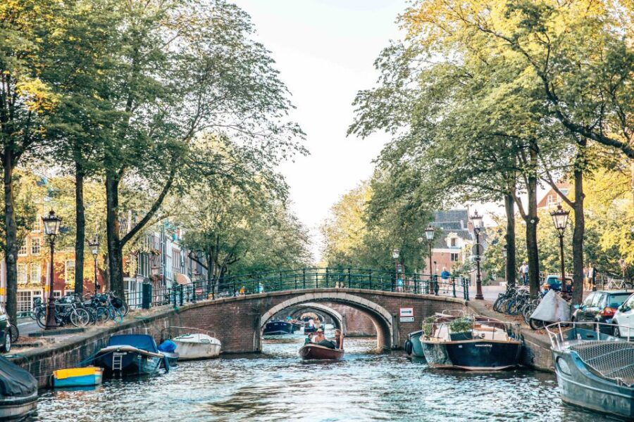 Amsterdam: Romantic Private Canal Tour and Prosecco & Snacks