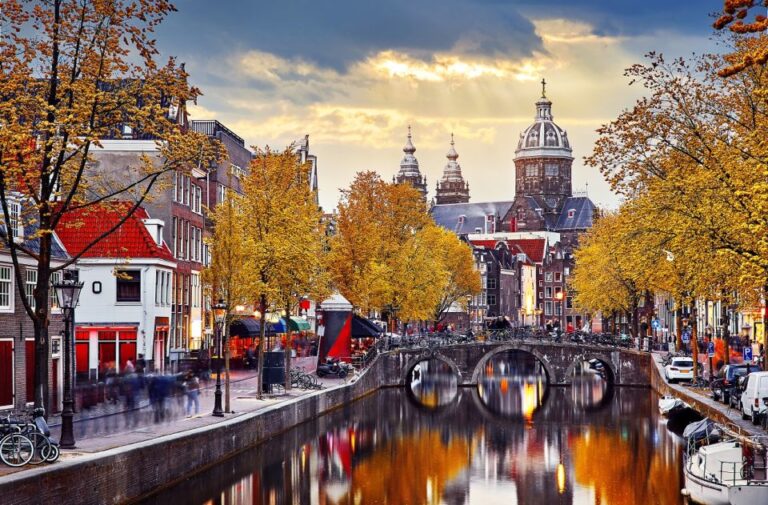Amsterdam: Self-Guided Red Light District Photography Tour