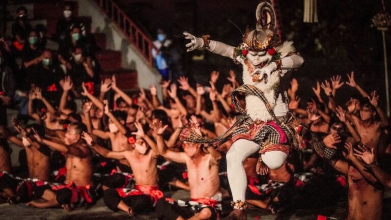 Bali: Uluwatu Temple, Kecak Fire Dance & Jimbaran Bay