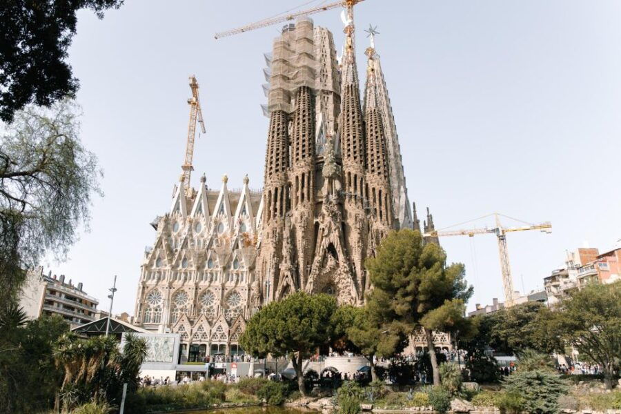 Barcelona: Exclusive Private Tour & Private Transportation