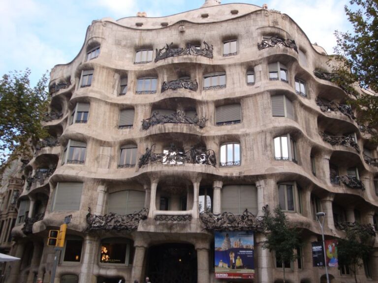 Barcelona: German City Tour From Gaudí’s Perspective