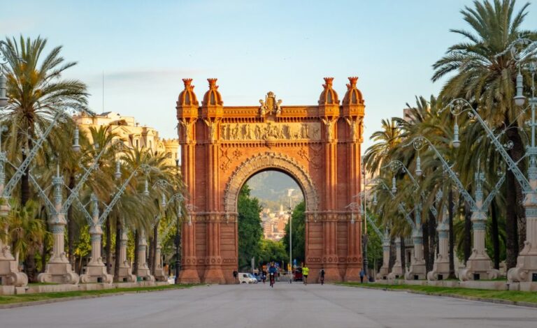 Barcelona Old Town Tour With Family-Friendly Attractions