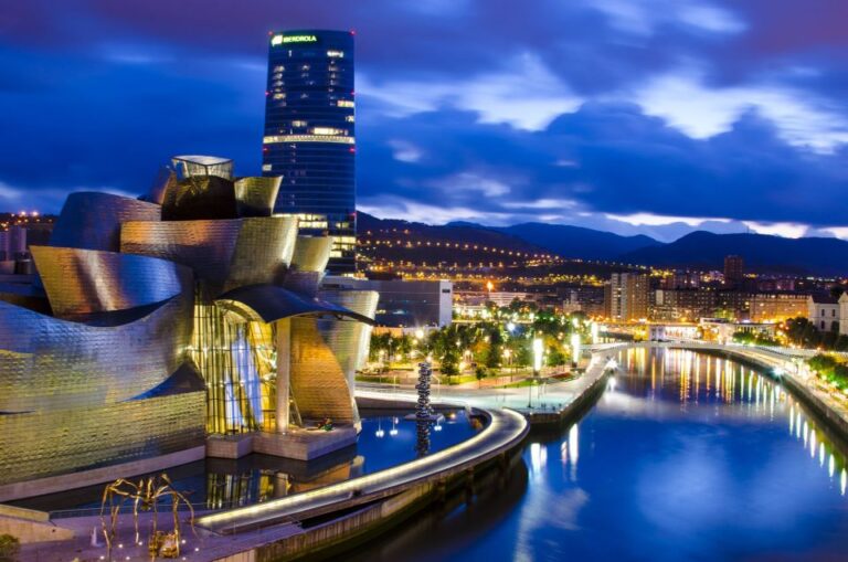 Bilbao: Private Night Walking Tour