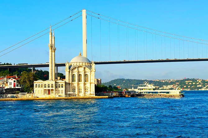 Bosphorus & Golden Horn: Sunset Yacht Cruise With Expert Guide - Sunset Views Experience