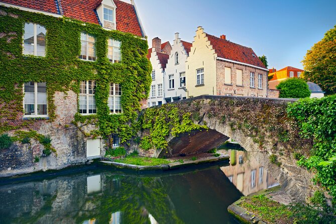 Bruges Scavenger Hunt and Best Landmarks Self-Guided Tour