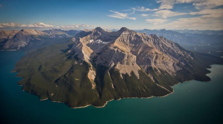 Canadian Rockies: Helicopter Flight With Exploration Hike