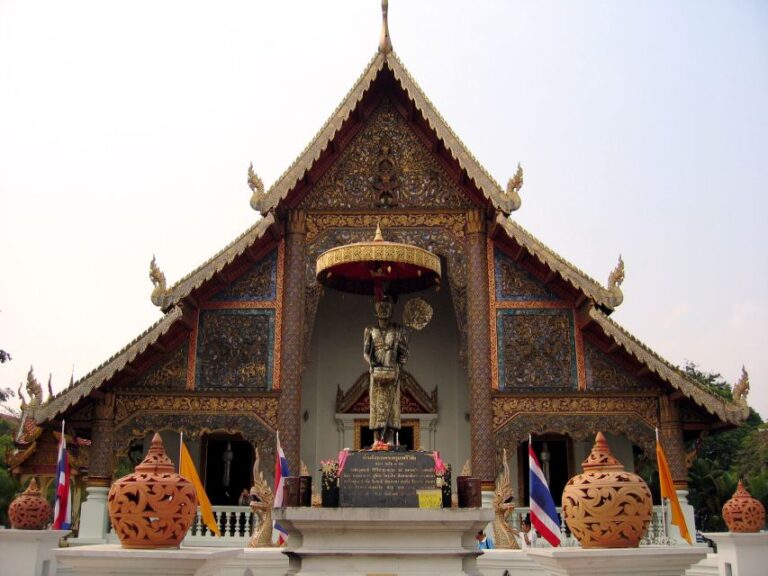 Chiang Mai: Guided Historical City Tour by Bike With Lunch