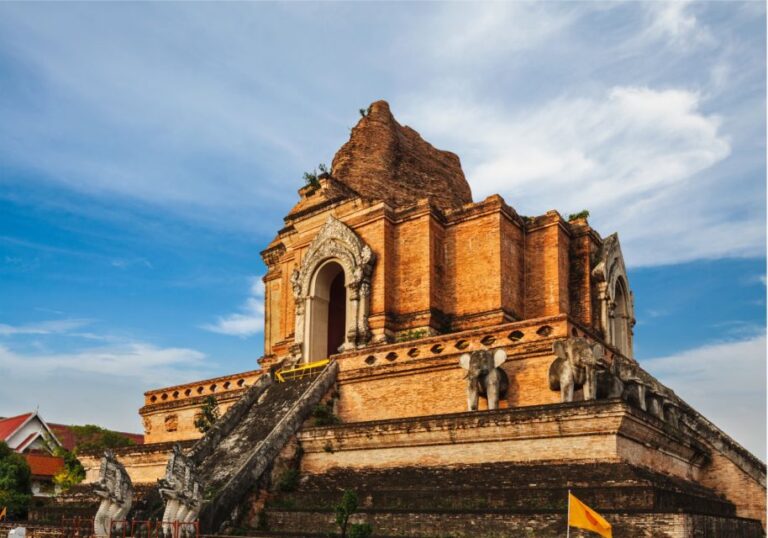 Chiang Mai: Scavenger Hunt City Tour for Your Smartphone