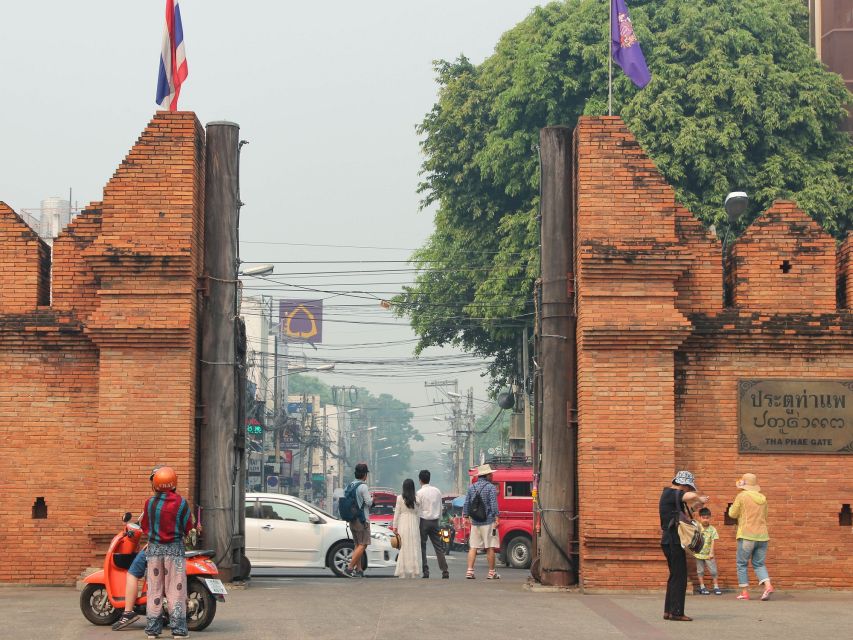 Chiang Mai: Tuk-Tuk Night Tour With Temples and Street Foods