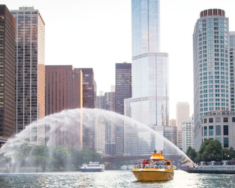 Chicago: 75-Minute Architecture Cruise by Speedboat