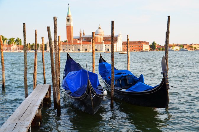 Classic 30-Minute Gondola Ride in Venice