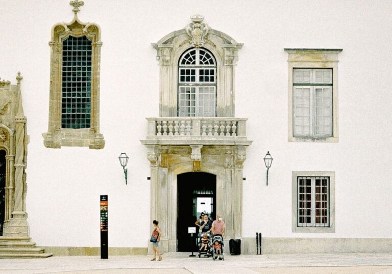 Coimbra: Scavenger Hunt and City Highlights Walking Tour