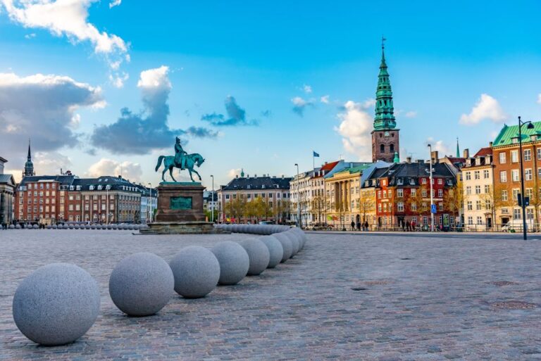 Copenhagen: Private Sightseeing Tour by Car and Walking