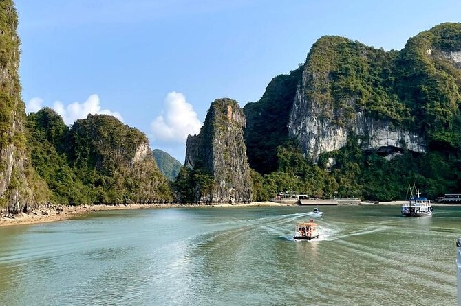 Day Trip With Lunch and Transfers: Hanoi to Halong Bay