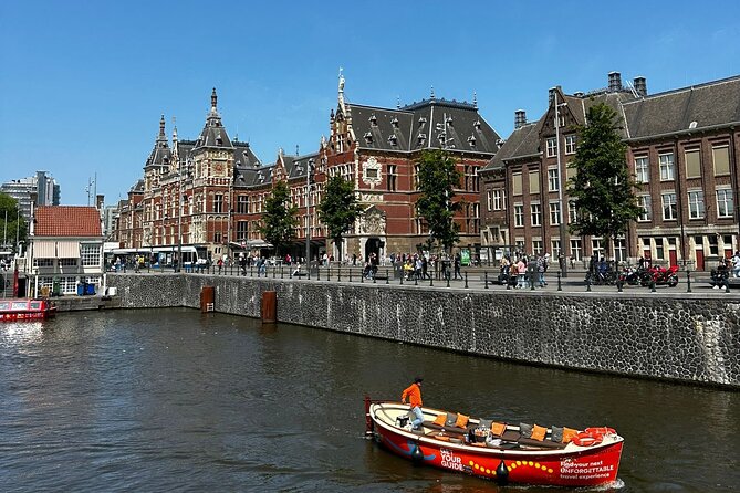 Discover Holland in a Walking Tour in Arabic