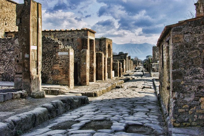 Discovering Pompeii and Vesuvius – VIP Tour With Lunch