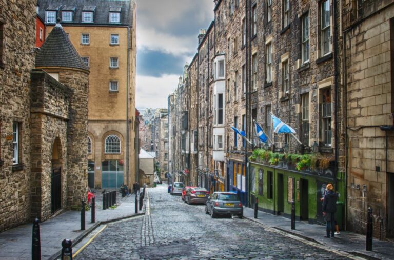 Edinburgh: Escape Tour & Self-Guided Citygame