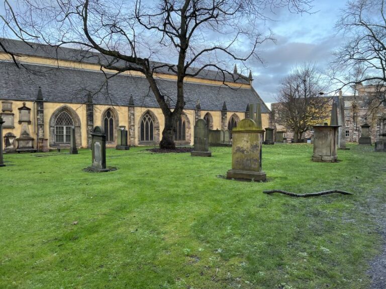 Edinburgh: Haunted Greyfriars Kirkyard Walking Tour