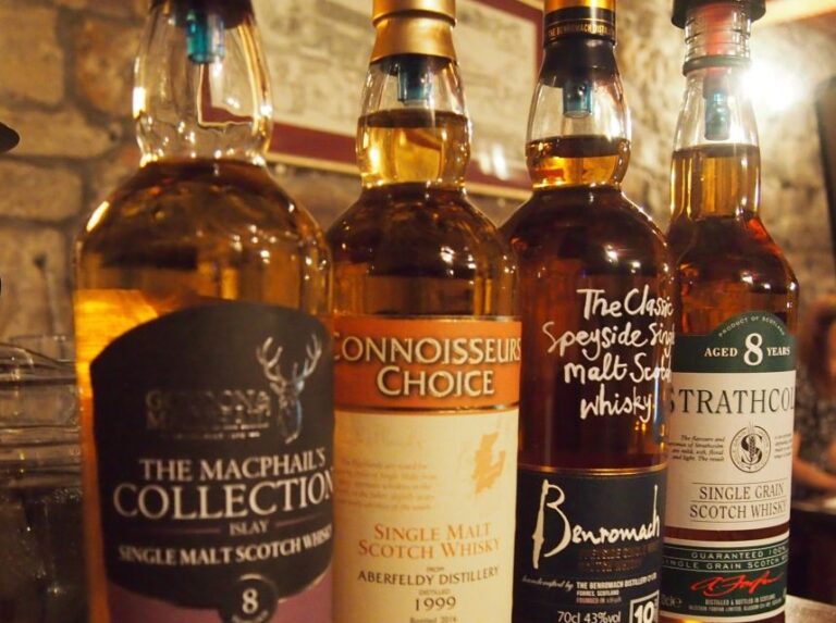 Edinburgh: Small-Group History of Whisky Tour With Tasting