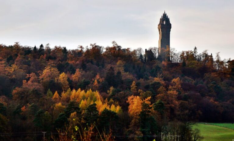 Edinburgh: Stirling, Whisky & St Andrews Tour in Italian