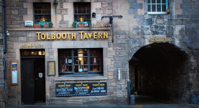 Edinburgh: Tolbooth Tavern Haggis Taster & Whisky Sampling