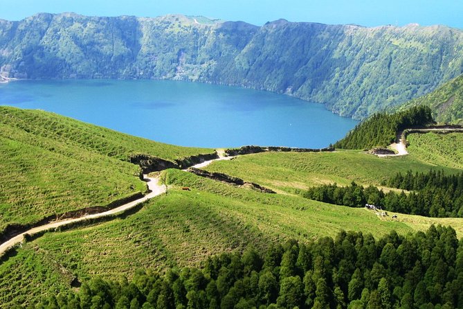 Explore With Our Guides the West Side & Sete Cidades on a Surprising 4x4tour