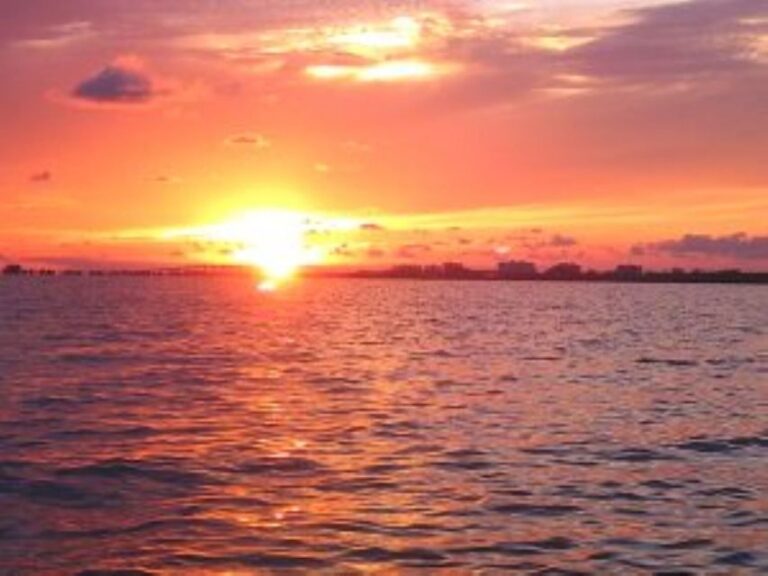 Fort Myers: Guided Sunset Kayaking Tour Through Pelican Bay