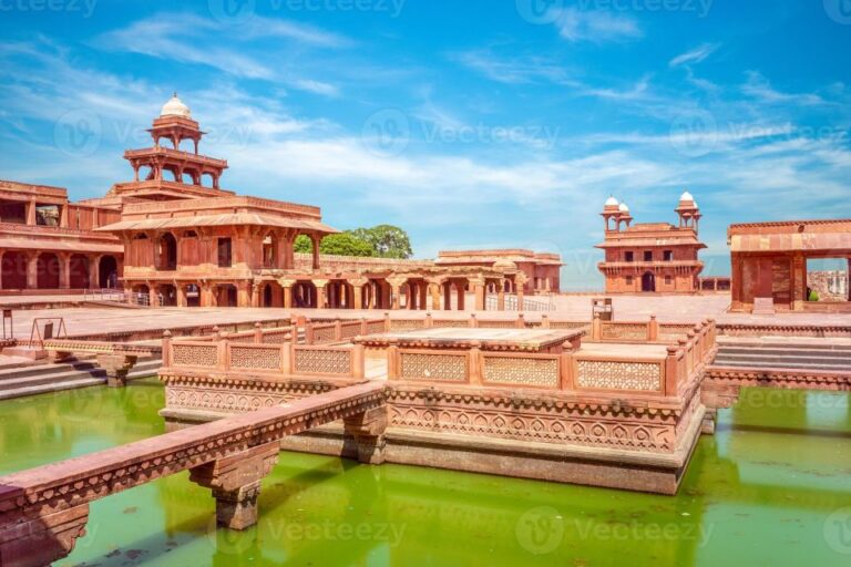 From Agra: Fatehpur Sikri and Market Private Half-Day Tour