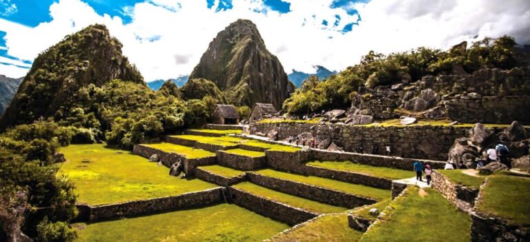 From Aguas Calientes: Machu Picchu Ticket, Guided Tour & Bus
