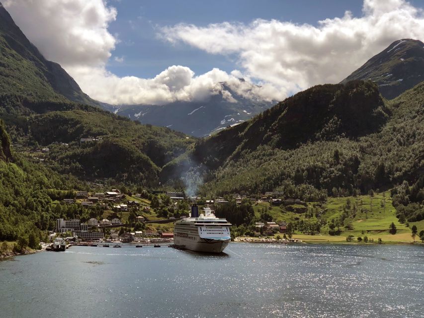 From Ålesund: Private Day Trip to Geirangerfjord