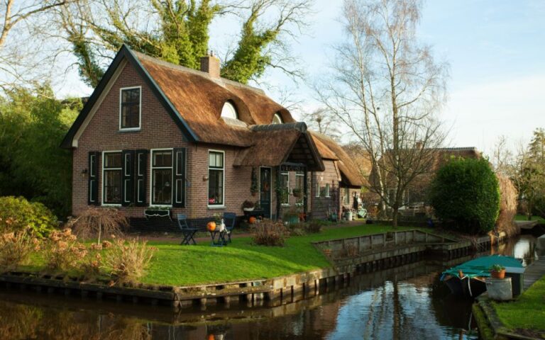 From Amsterdam: Day Trip to Giethoorn With Local Boat Tour