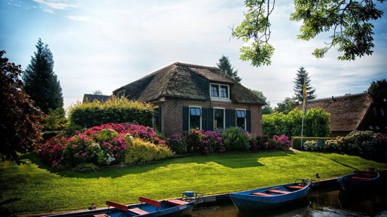 From Amsterdam: Private Sightseeing Tour to Giethoorn