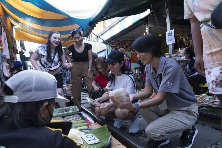 1 from bangkok railway damnoen saduak floating market tour From Bangkok: Railway & Damnoen Saduak Floating Market Tour